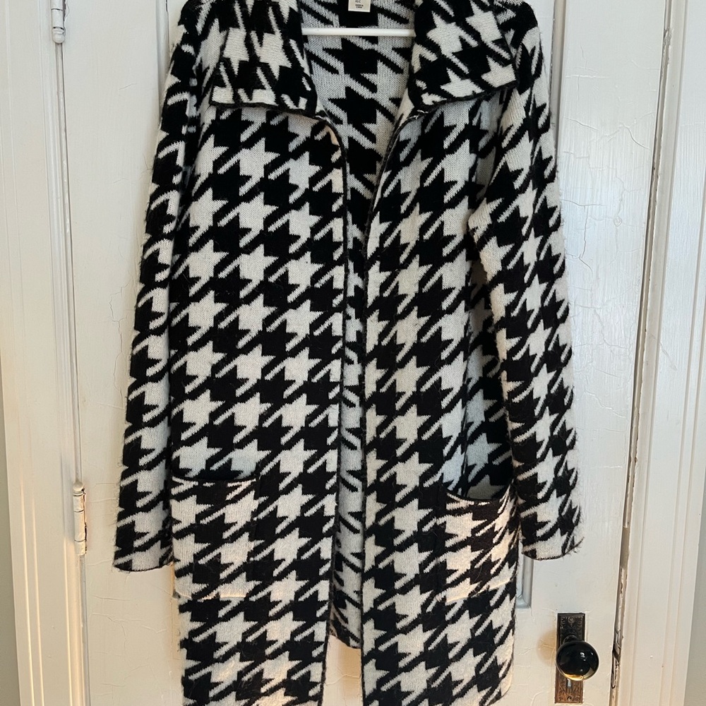 Max Studio Black and White Houndstooth Sweater Jacket